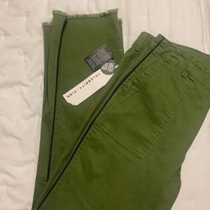 Hunter Green ankle pants with a black accent stripe down the sides 😍 Size 7/28